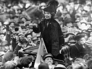 circa 1911: British suffragette Emmeline Pankhurst (1858 - 1928), being jeered by a crowd in New York. (Photo by Topical Press Agency/Getty Images) black & white;format landscape;vehicle;carriage;Roles & Occupations;Rallies & Public Speaking;British;English;North America;TOP 7726 1/1;P/PANKHURST/EMMELINE/1857-1928/BRITISH SUFFRAGETTE