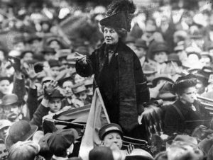 circa 1911: British suffragette Emmeline Pankhurst (1858 - 1928), being jeered by a crowd in New York. (Photo by Topical Press Agency/Getty Images) black & white;format landscape;vehicle;carriage;Roles & Occupations;Rallies & Public Speaking;British;English;North America;TOP 7726 1/1;P/PANKHURST/EMMELINE/1857-1928/BRITISH SUFFRAGETTE